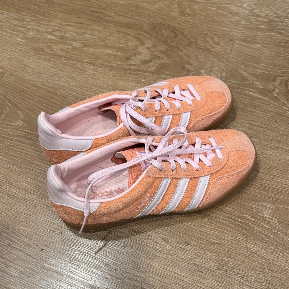 Adidas Women's 6 pink Gazelle